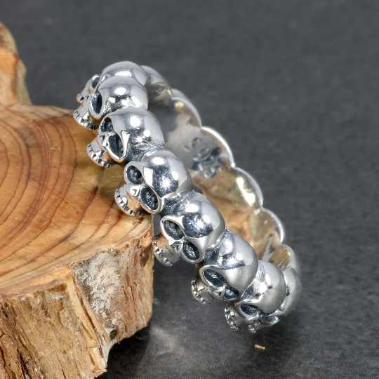 925 skull ring close up
