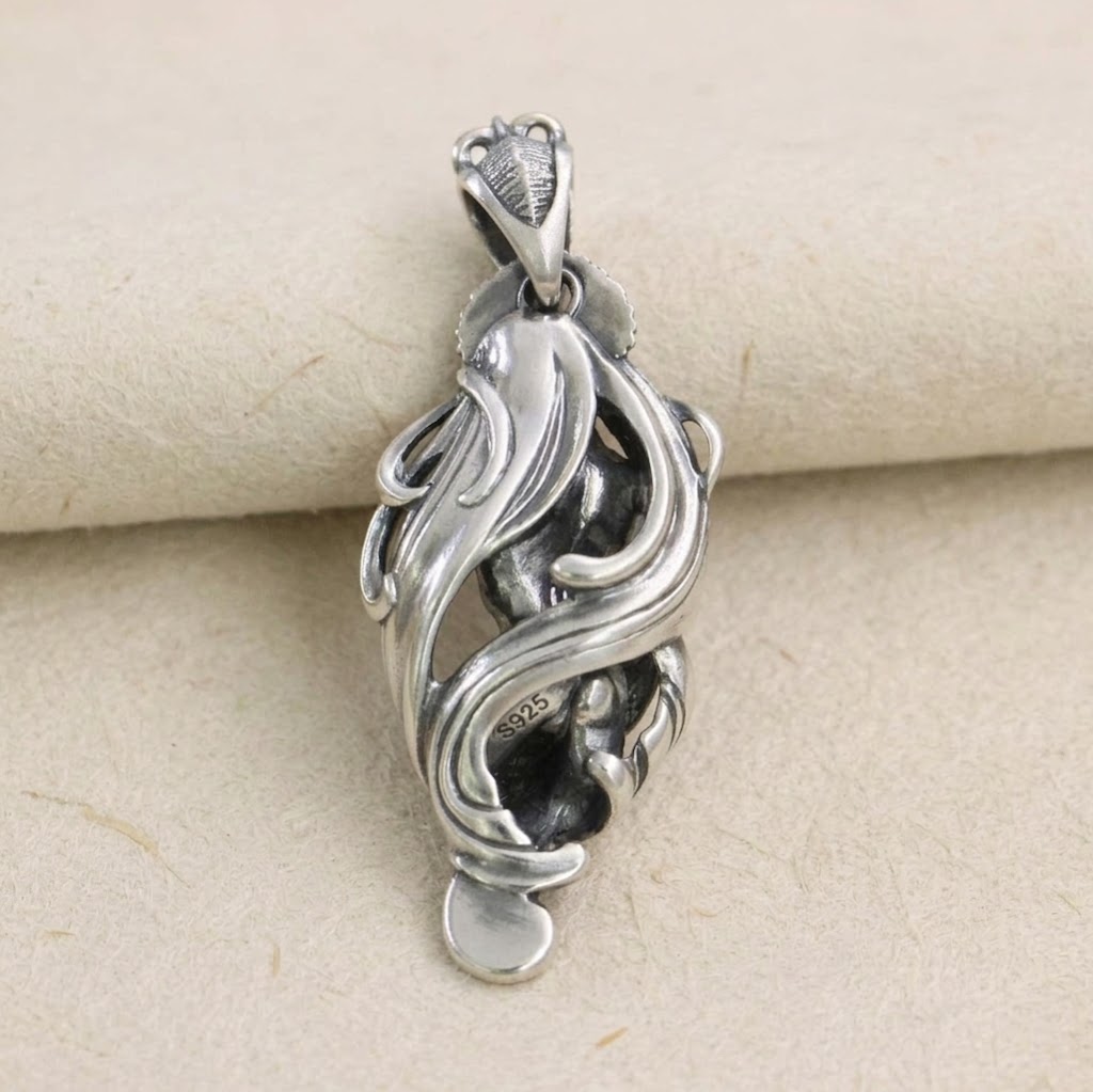Back view of oxidized silver woman pendant showing S925 quality stamp