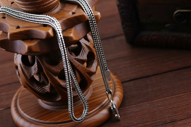 Close up texture view of 3mm spiga link necklace
