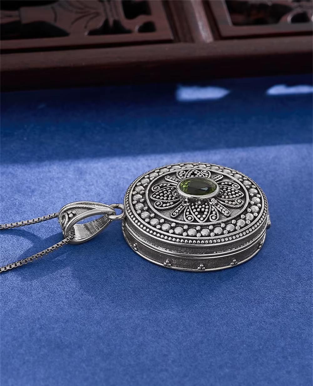 Vintage silver locket side