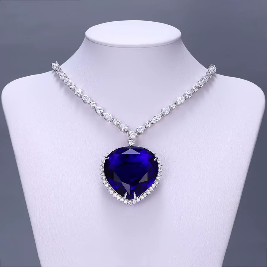 heart of the ocean necklace front view