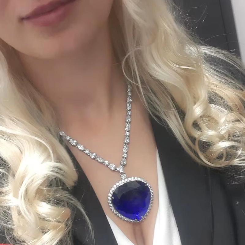 heart of the ocean necklace worn on neck