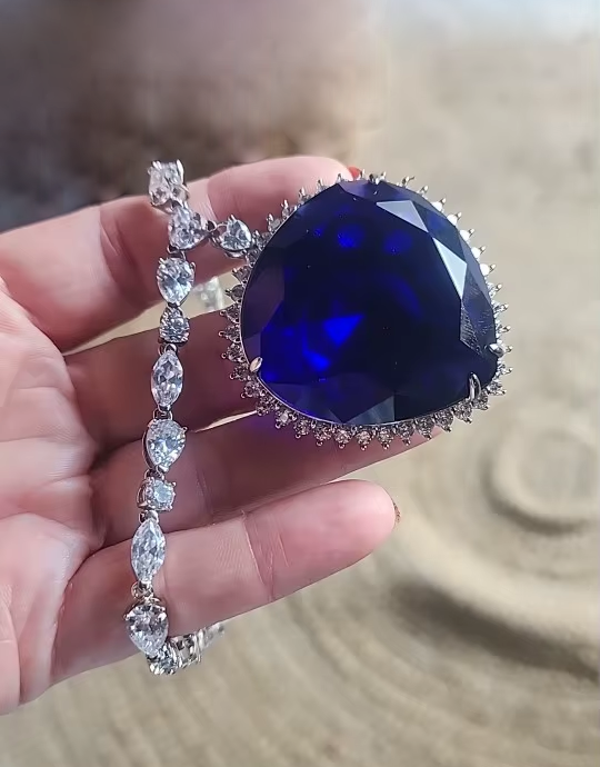 heart of the ocean titanic necklace in hand