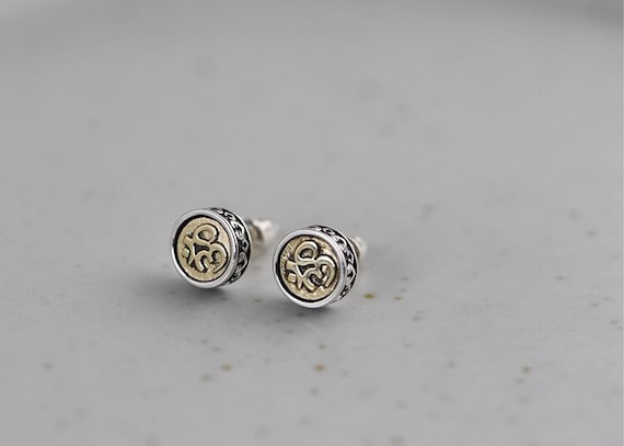 round om earrings flat lay on surface