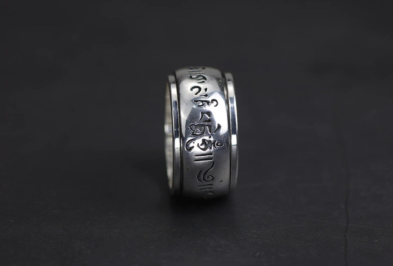 silver spinning ring