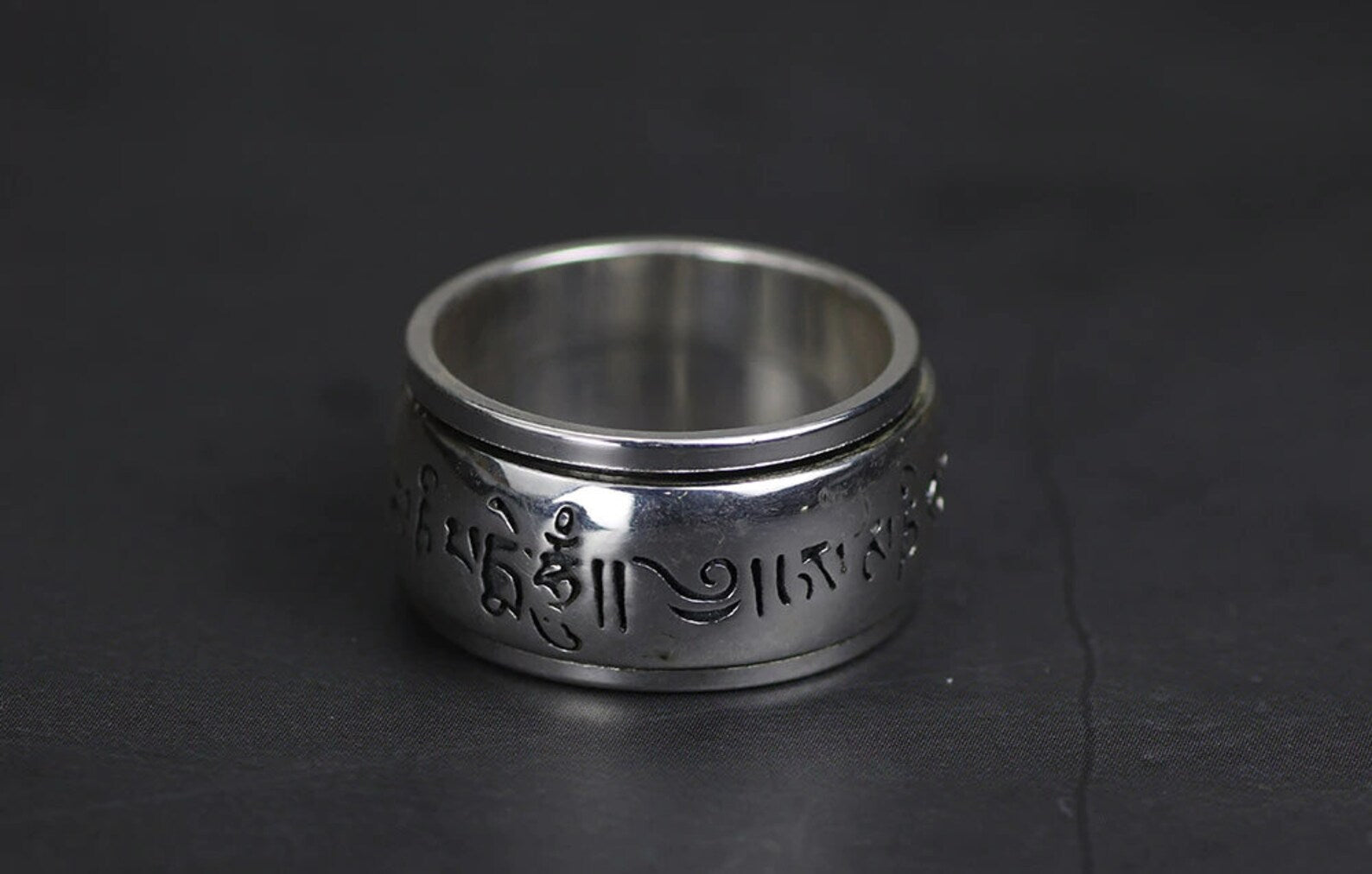 silver spinning ring side view detailed shot