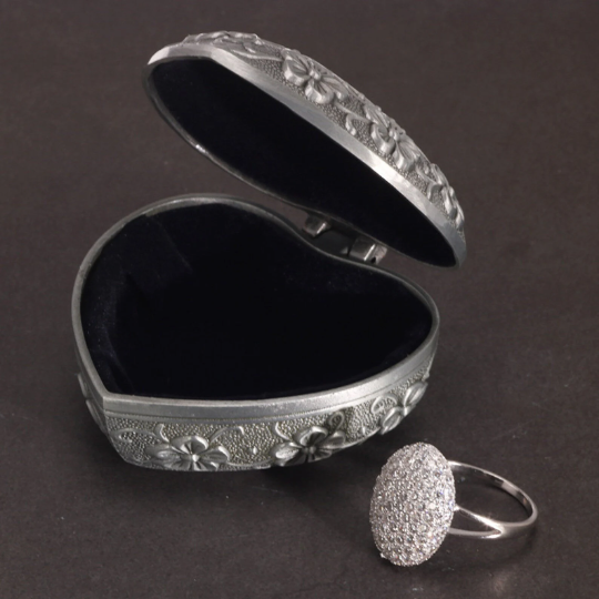 zirconia engagement ring with jewelry box